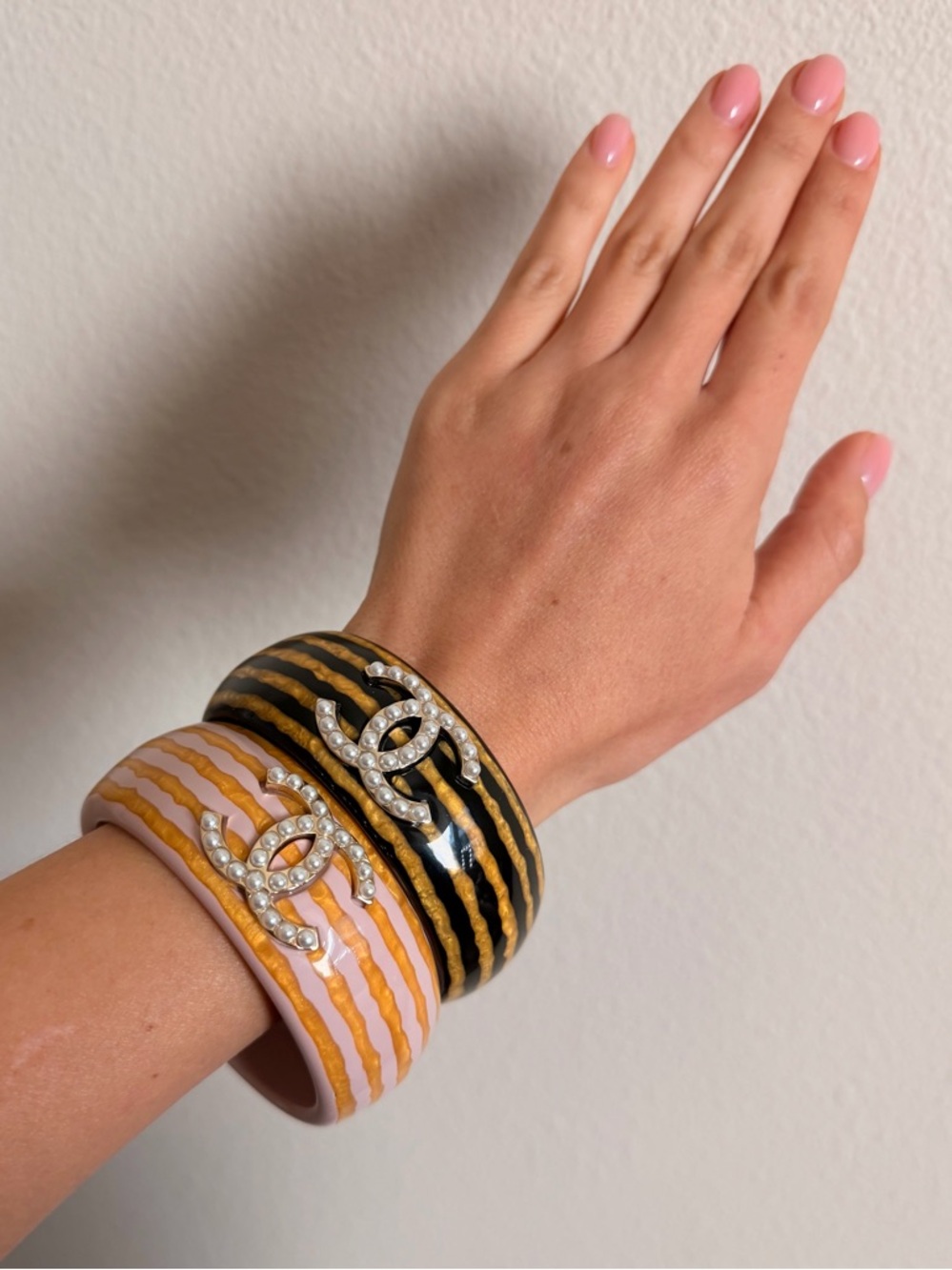 🖤Chanel CC Pearl Logo Resin Bangle Bracelet Black & Gold💛 - Picture 11 of 12